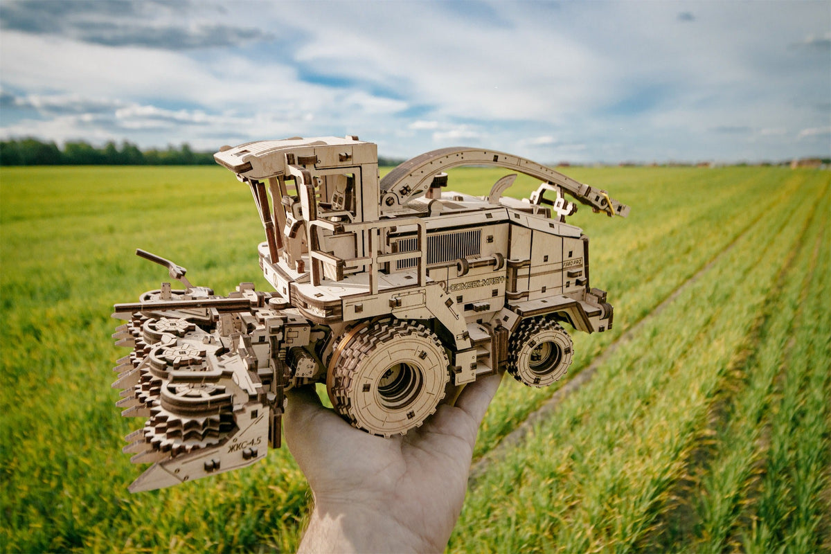 Forage Harvester FS80 Pro — Mechanical Wooden Model, 580 Pieces