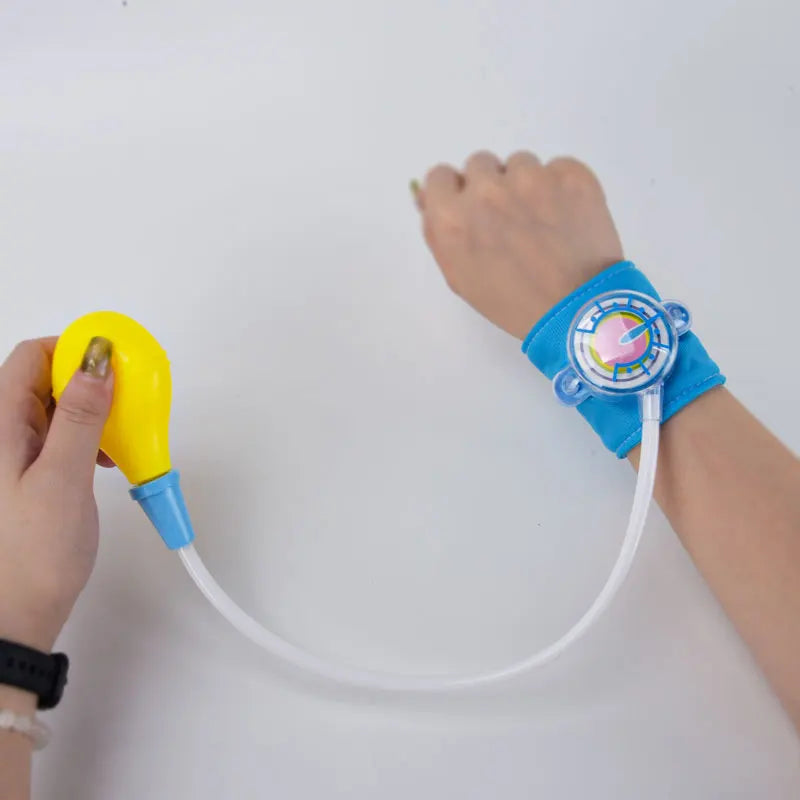 Children's doctors go home to simulate sphygmomanometer toys