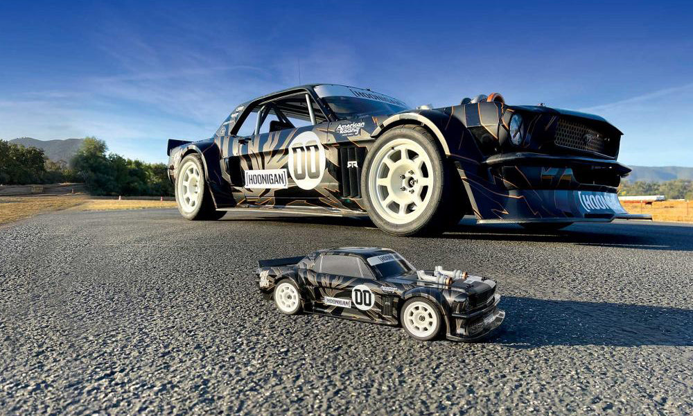Team Associated Apex2 Hoonicorn RTR 1/10 Scale 4WD Electric Touring Car LiPo Combo