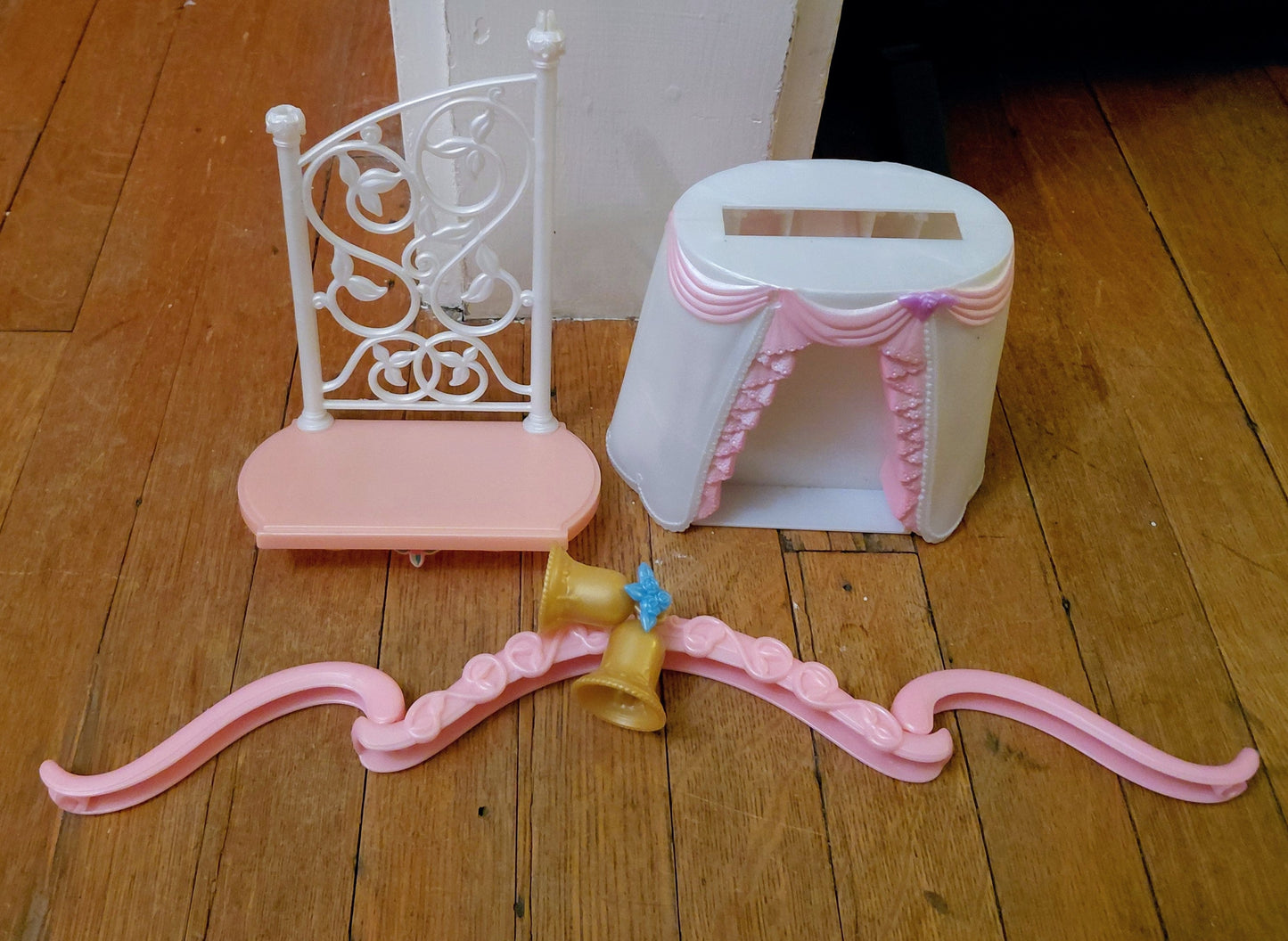Barbie Playset - Princess and the Pauper Wedding & Vanity (Partial)