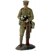 W. Britain 23068 1914 British Infantry With Souvenir German Helmet