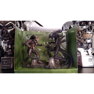 Mcfarlane Toys Movie Maniacs Series 5 Deluxe Boxed Set Alien Predator